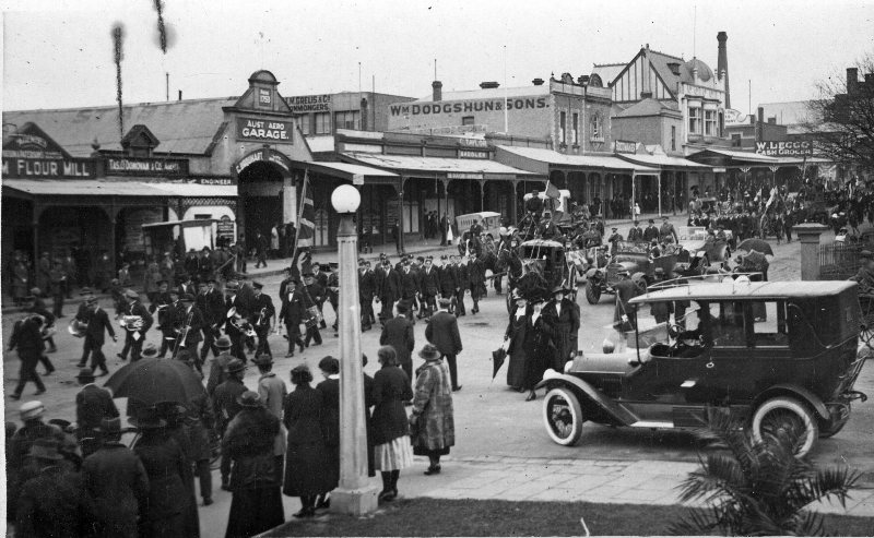 Guns Procession through Geelong in July 1920.